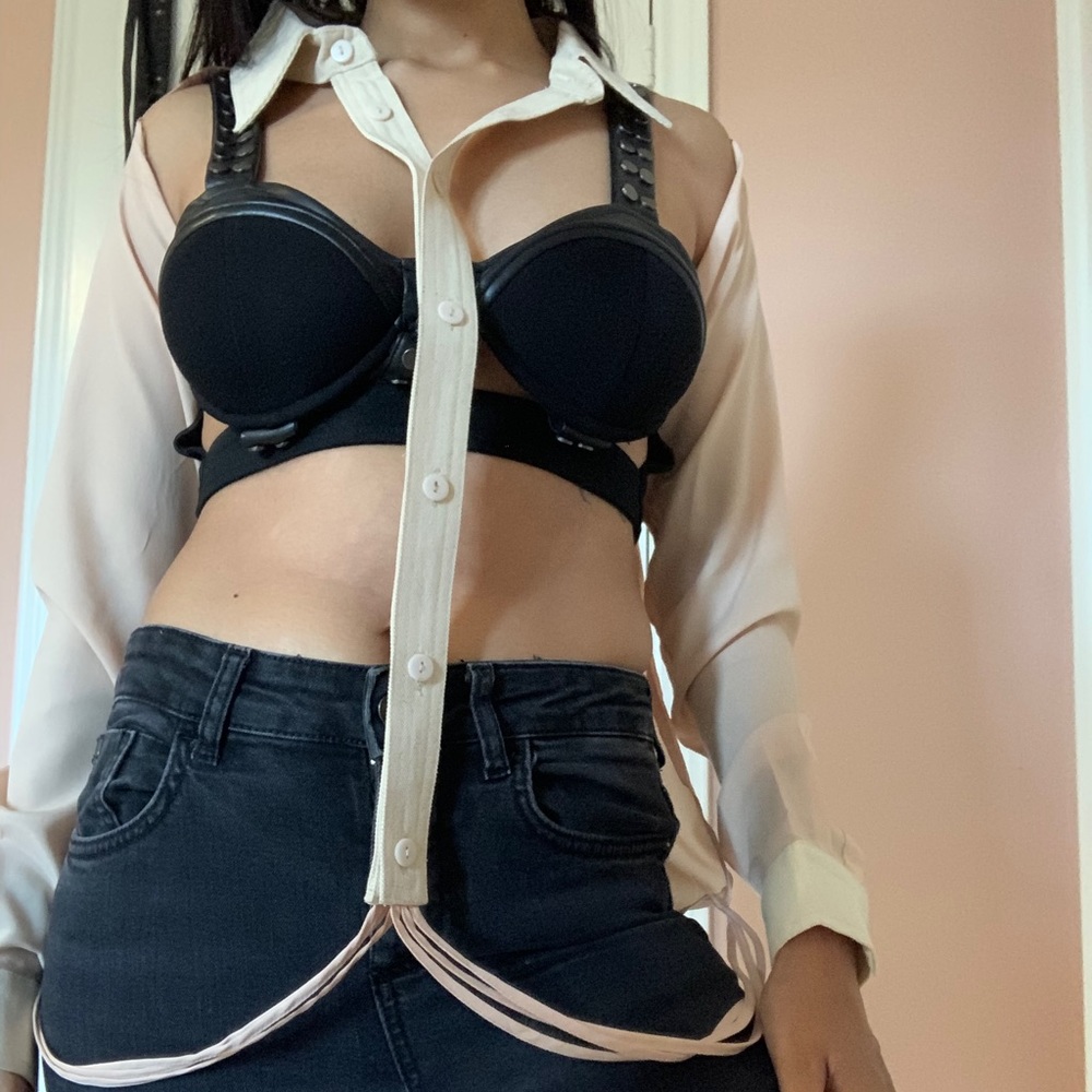 Exposed front collar blouse